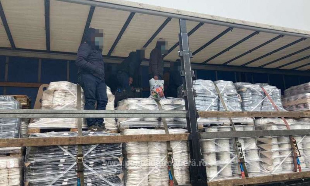 11 migranţi, găsiţi în două camioane cu mărfuri care urmau să iasă din ţară