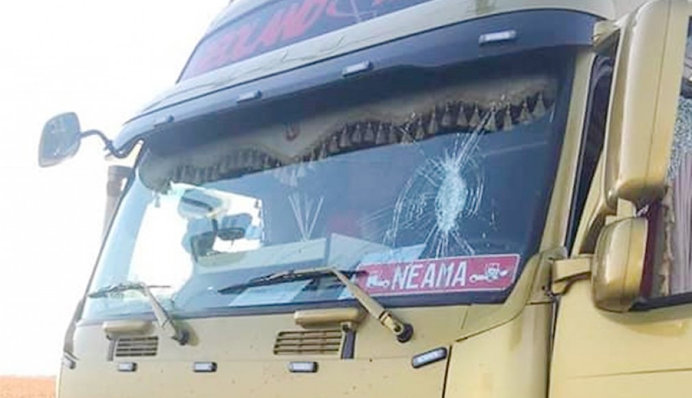 Video. Un șofer profesionist sparge parbrizele camioanelor care depășesc coloane la vămile cu Ungaria