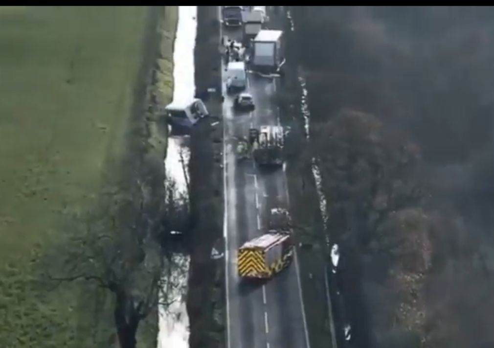 VIDEO Un șofer de camion a făcut un accident în lanț. I-a fost lene să șteargă parbrizul