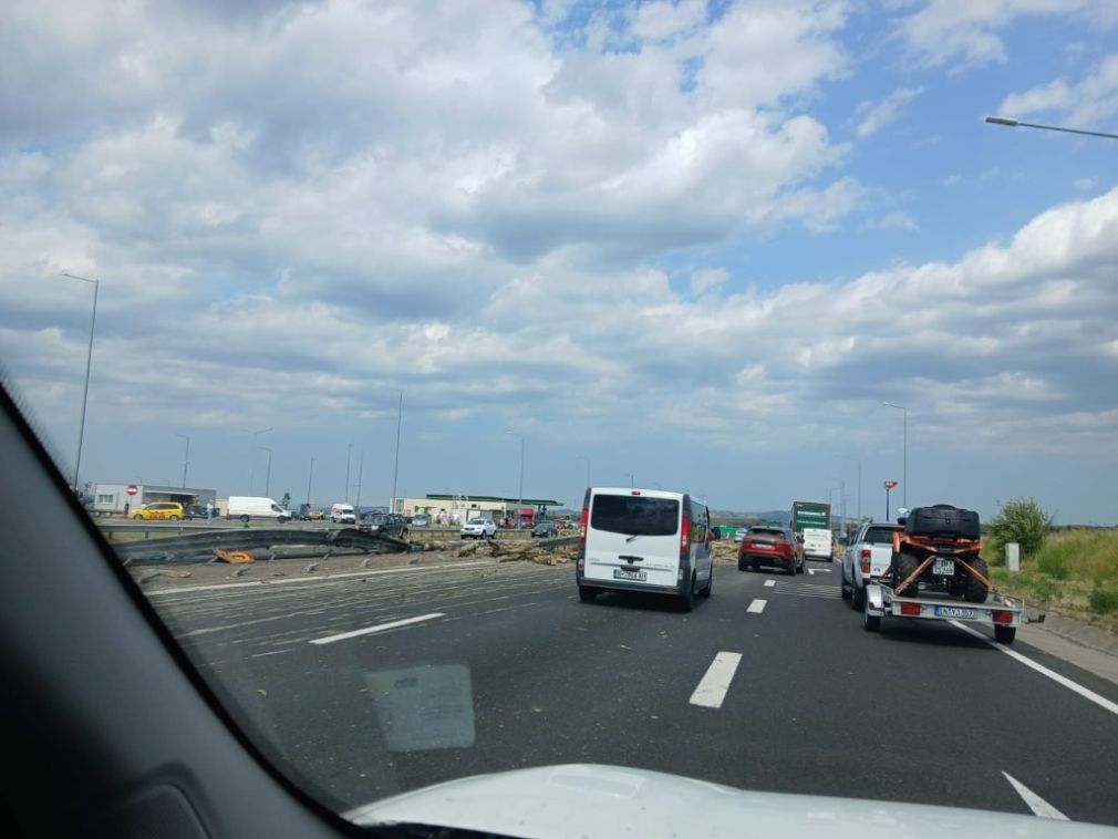 Un camion cu lemne s-a răsturnat pe autostradă. Circulația a fost blocată