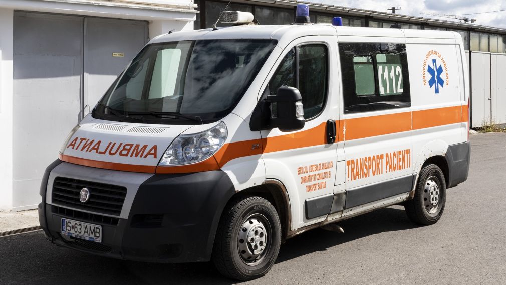 Două persoane consultate de medici după ce au avut un accident de camion