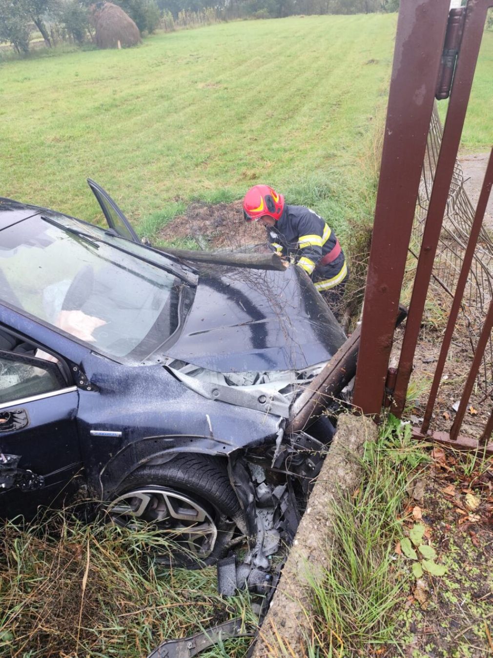 O familie a ajuns la spital după ce a izbit cu mașina un camion