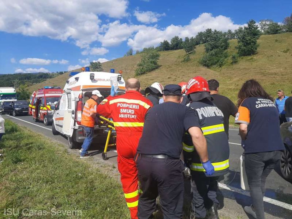 VIDEO. O mașină cu volan pe dreapta s-a izbit de un camion în Caraș Severin