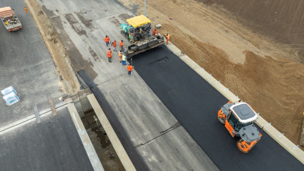 S-a pus un prim strat de asfalt pe lotul Cornetu - Tigveni de pe Autostrada care trece Carpații