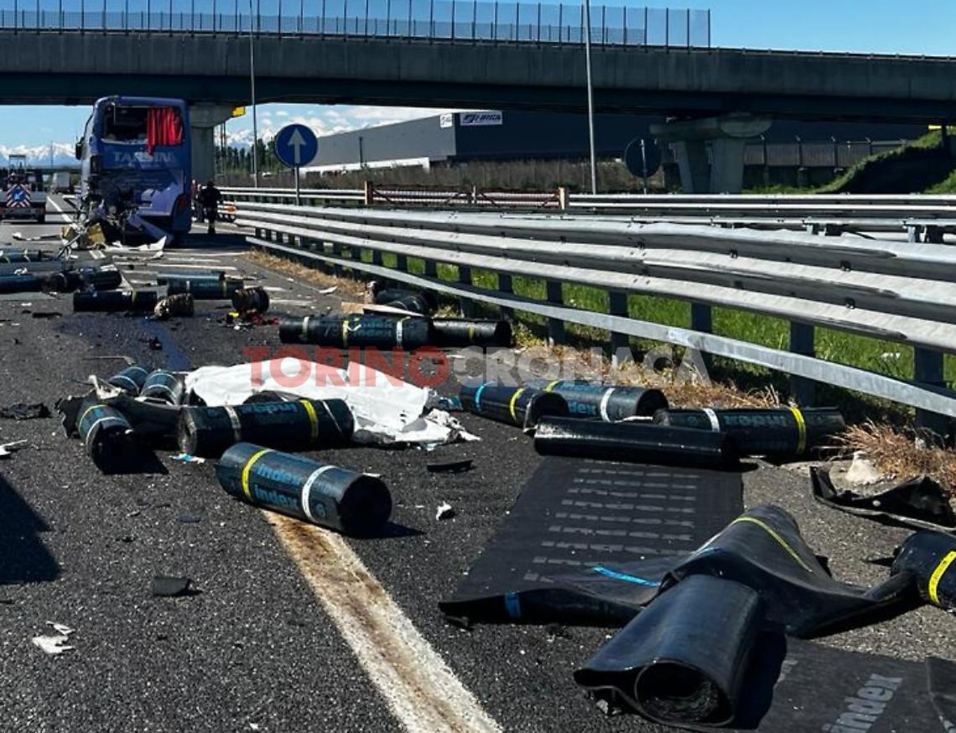 Accident între un autocar plin cu români și un camion, în Italia