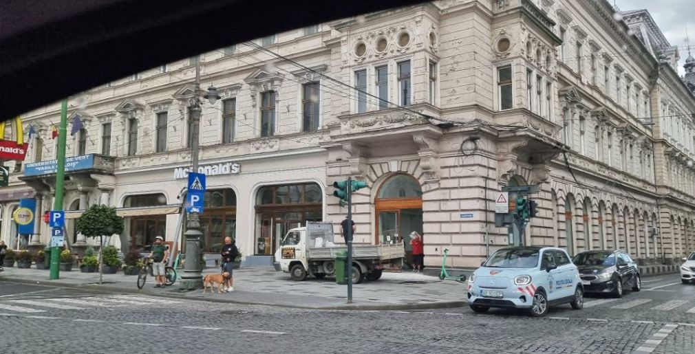 Șoferul unui camion, amendat pentru că a parcat pe trotuarul de lângă McDonald’s