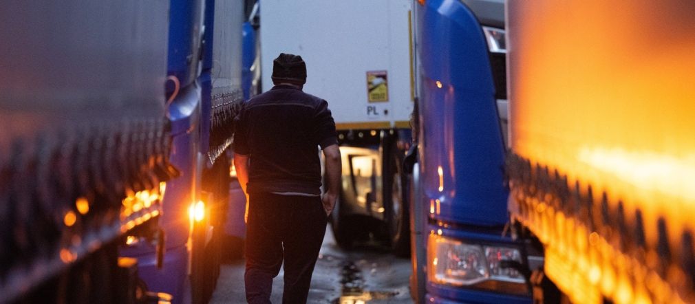 Un șofer de camion a fost abandonat într-o parcare. Stă beat de 7 zile