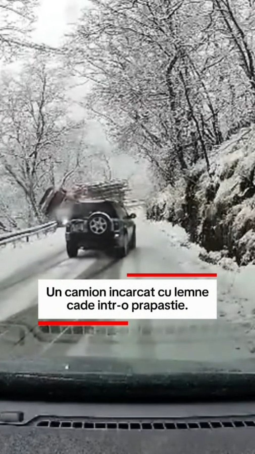 VIDEO. Sibiu. Un camion cu lemne cade într-o prăpastie