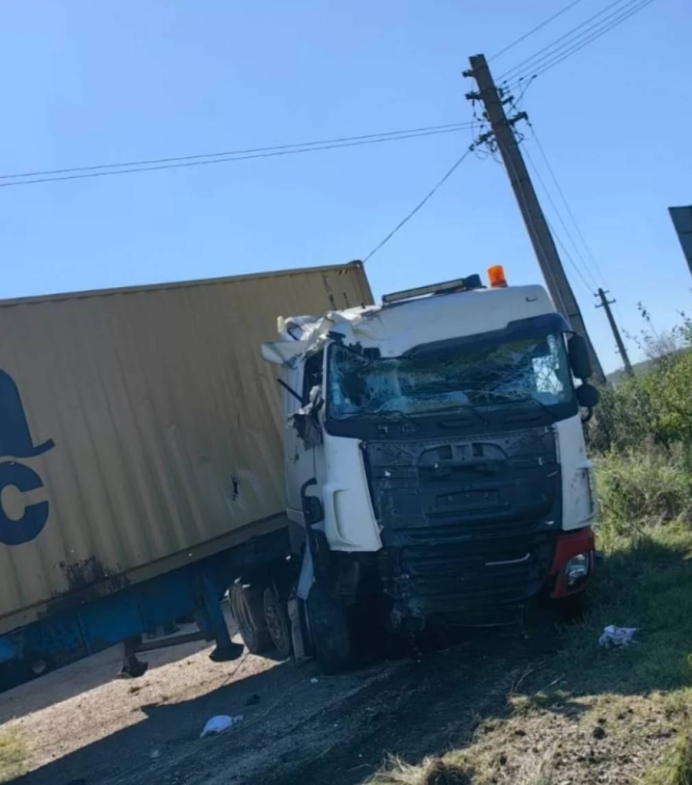 Șofer rănit foarte grav după ce s-a răsturnat cu un camion