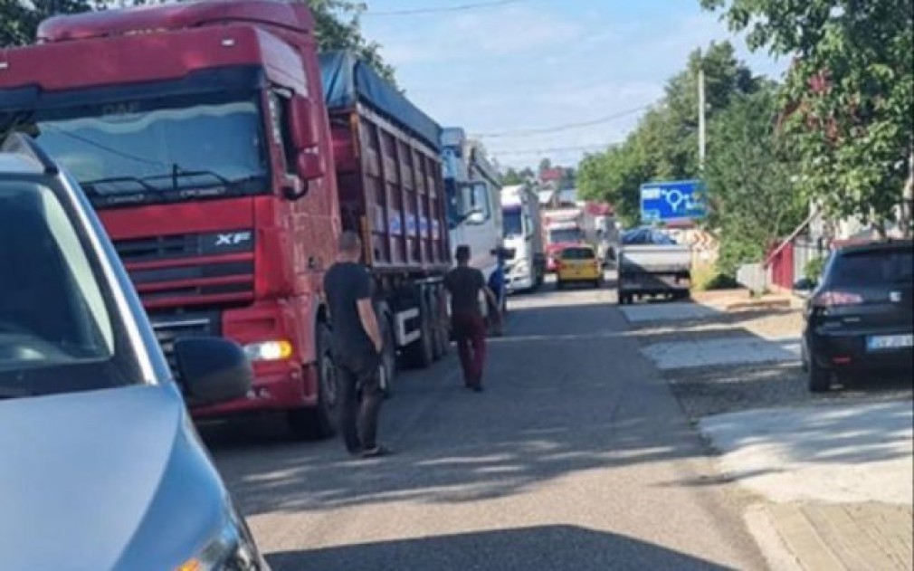 Sătenii au blocat un drum pentru a împiedica trecerea camioanelor