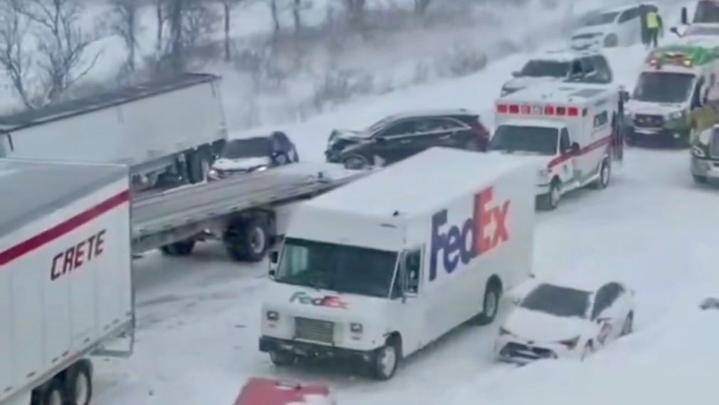 VIDEO Carambol pe o autostradă din SUA cu o sută de mașini