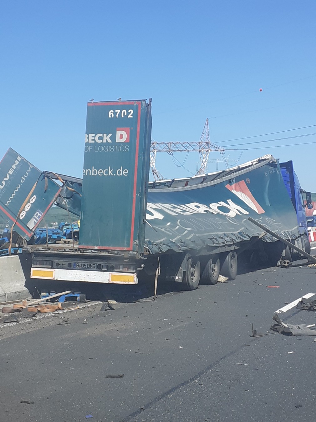 Un șofer profesionist a ajuns cu un camion în parapetul de pe Autostrada spre Sebeș