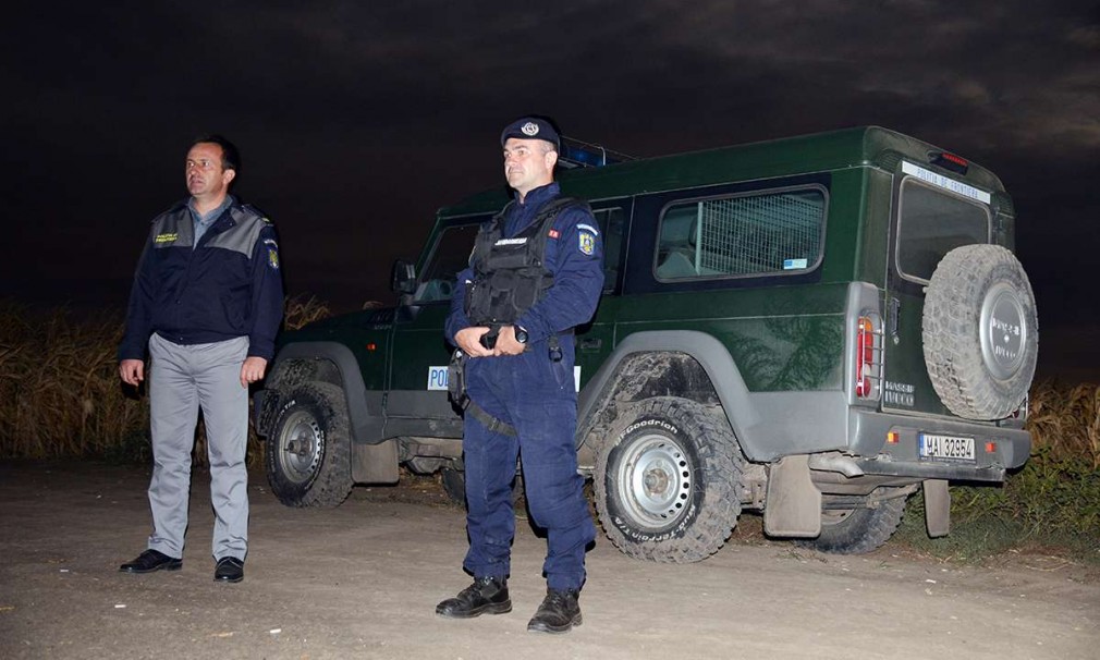 Migranţi, prinşi de poliţiştii de frontieră, ascunşi în camioane
