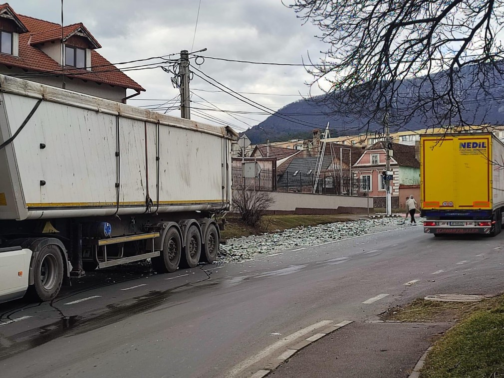 Brașov. Drum plin de sticle, după ce au căzut din remorca unui camion