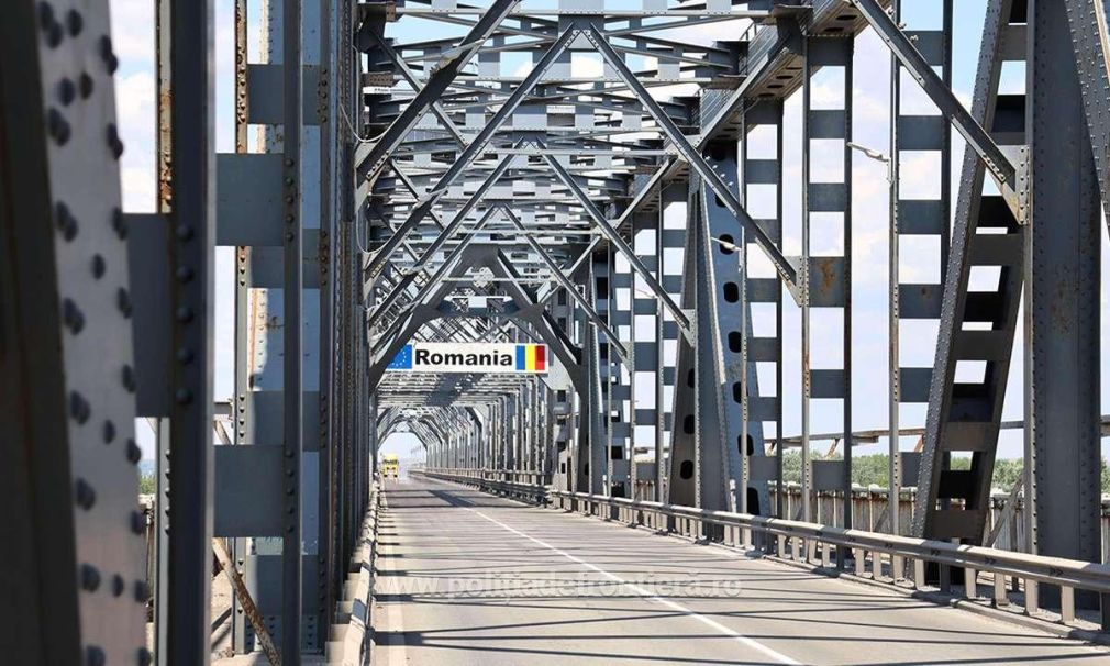 Un autocamion a luat foc pe Podul Prieteniei