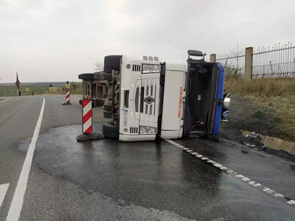 VIDEO. Camion cu floarea sorelui, căzut pe carosabil la Huși