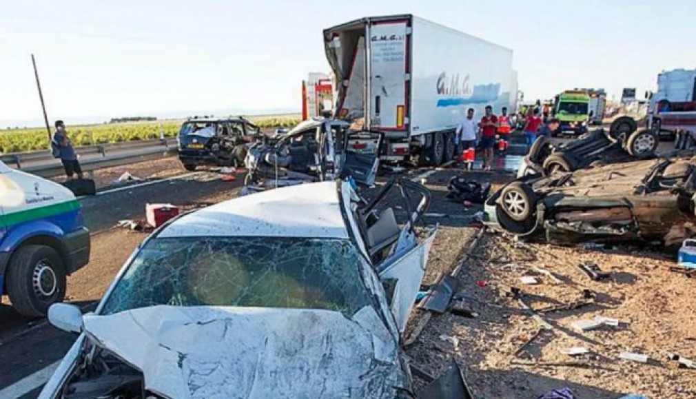 Un șofer român de camion ar fi provocat accidentul soldat cu doi morți și 33 de răniți