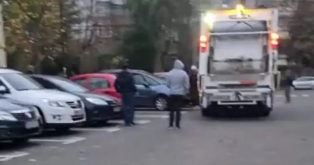 O șoferiță aflată la volanul unui camion de gunoi a lovit șapte mașini