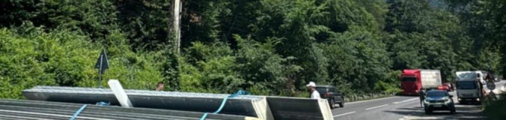 Un camion și-a pierdut remorca la Brezoi