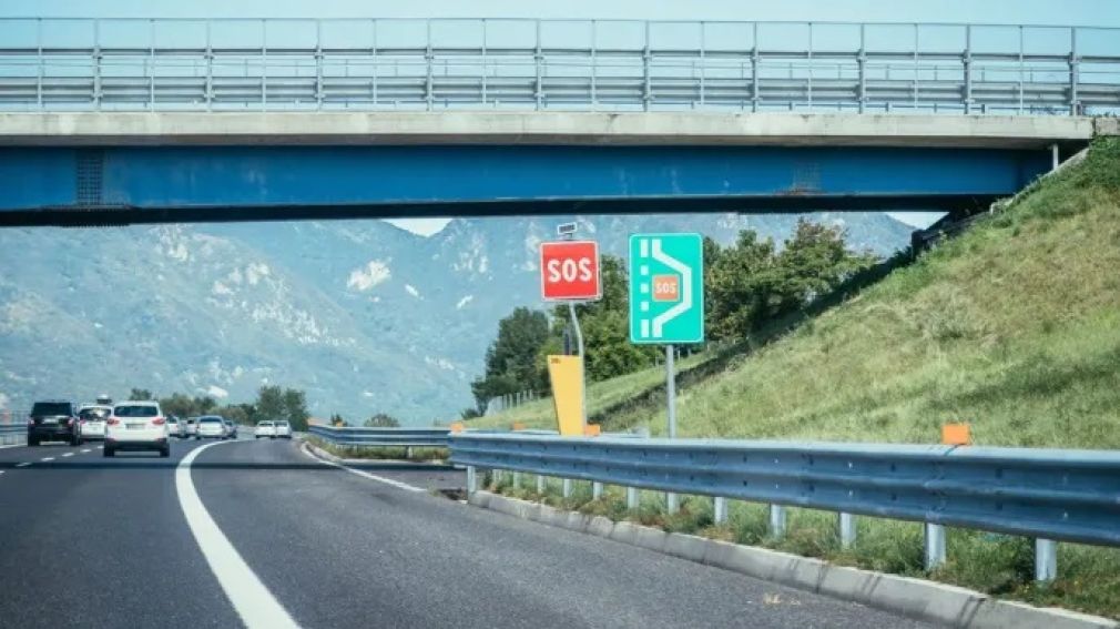 Mașină care circula pe contrasens pe autostradă. Tragedie evitată datorită unui șofer de camion