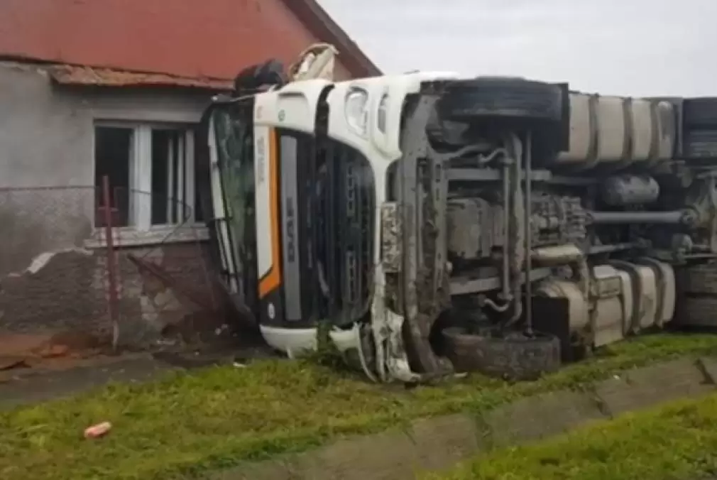 Camion răsturnat după ce șoferul nu a adaptat viteza