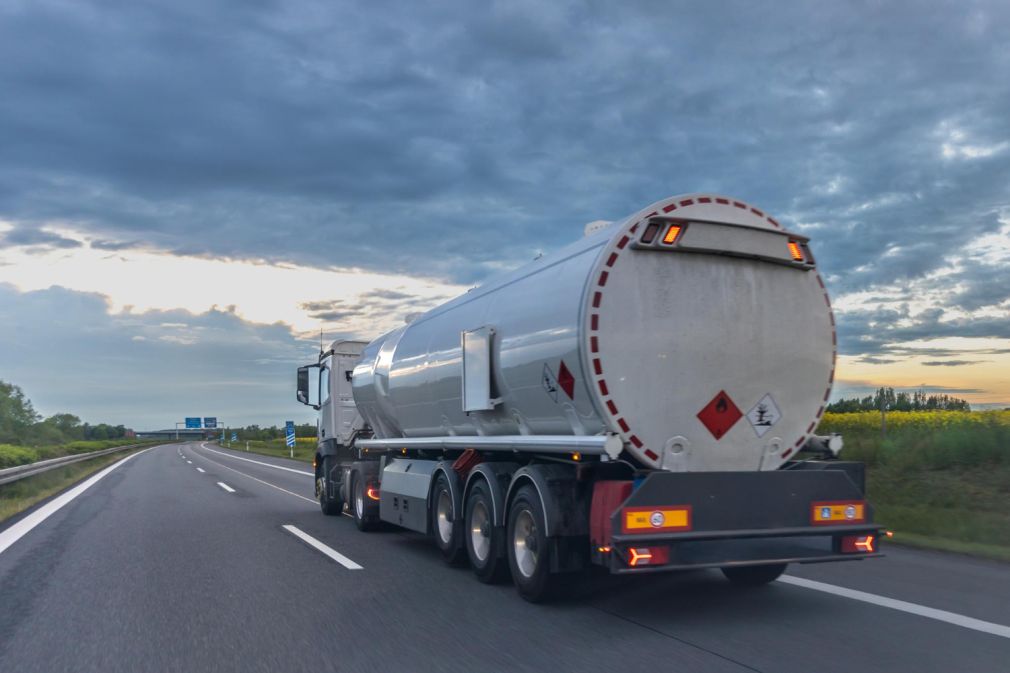 Accident cu o cisternă încărcată cu motorină. Traficul a fost restricționat