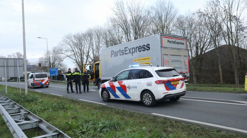 Șofer de camion care ducea droguri, oprit pe autostradă, amenințat cu arma și jefuit