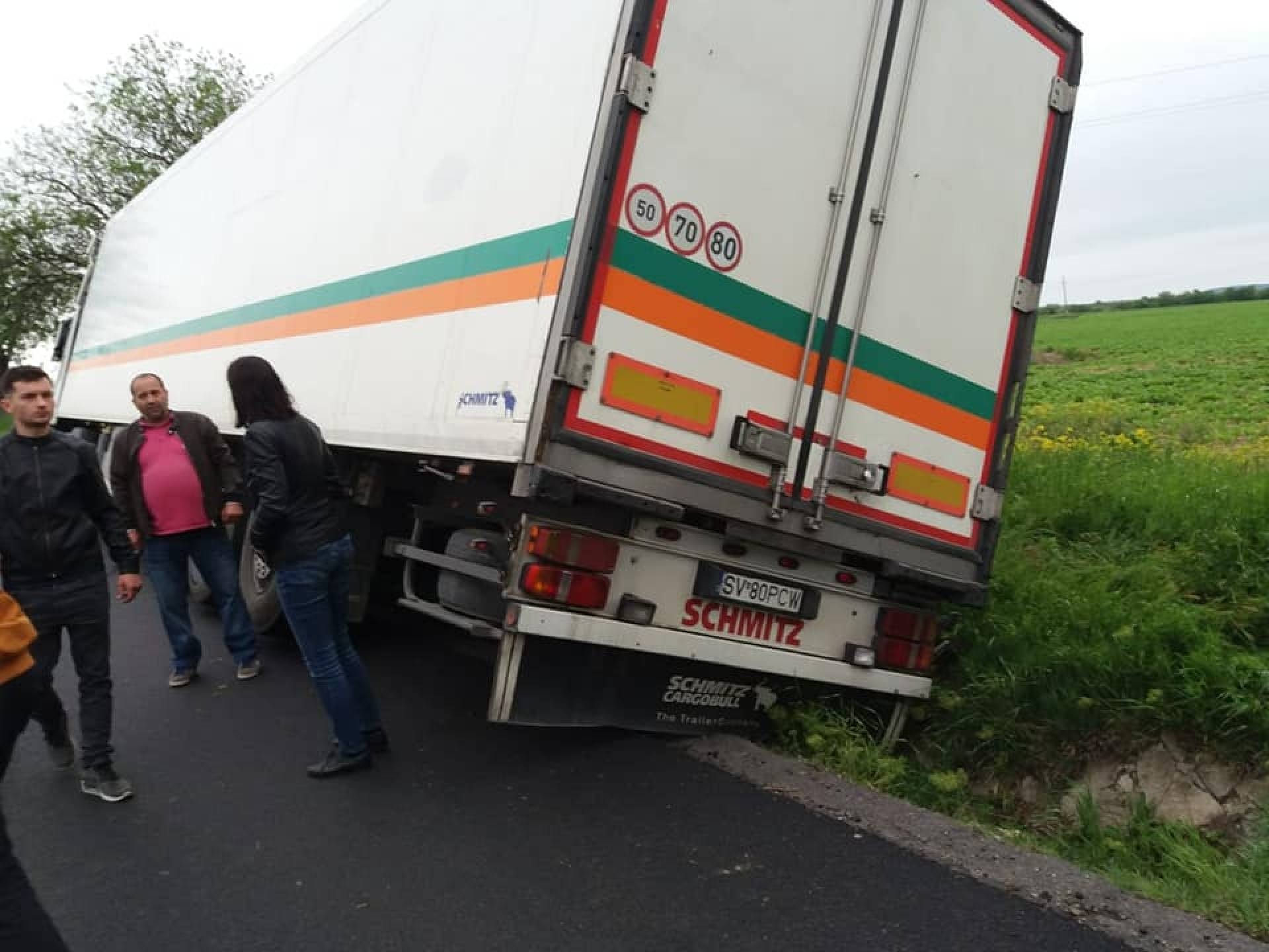 FOTO. Un TIR a scăpat de sub control şi s-a oprit într-un copac