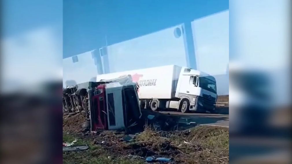 VIDEO Camion răsturnat în apropiere de Timișoara