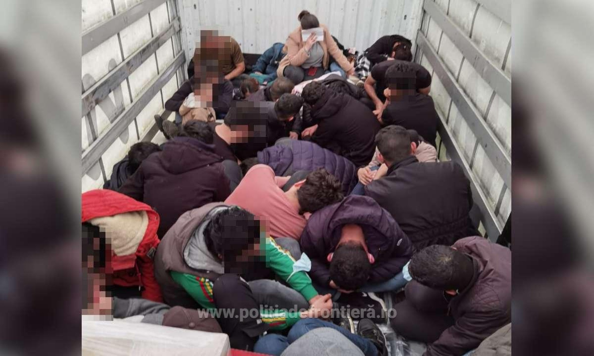 30 sirieni și irakieni, descoperiți de polițiștii de frontieră într-un camion