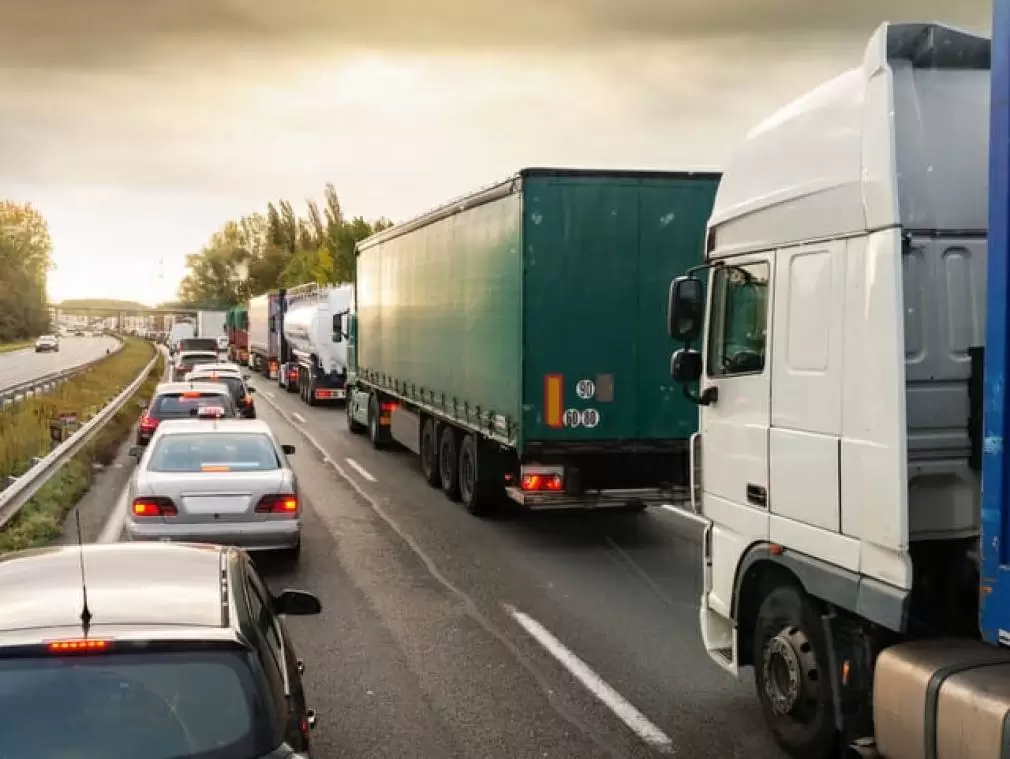 Șoferii de camion din Franța își intensifică măsurile de protest
