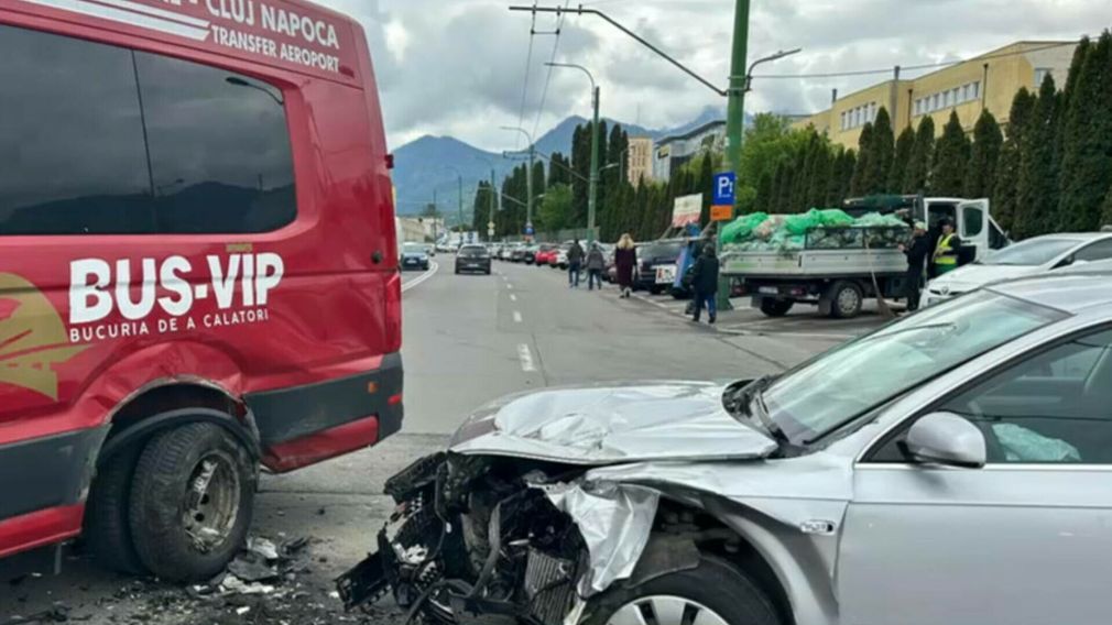 10 copii şi 3 adulţi au fost transportaţi la spital după un microbuz a lovit un autoturism