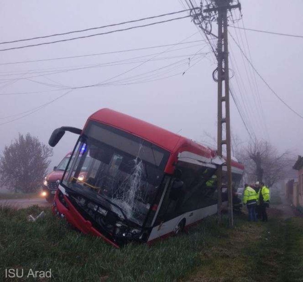 Un autobuz a lovit două autoturisme şi un stâlp: două persoane, rănite