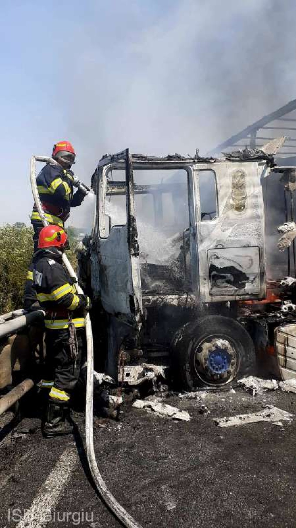 Şoferul camionului care a luat foc, amendat pentru că a circulat în perioada restricţiilor de caniculă