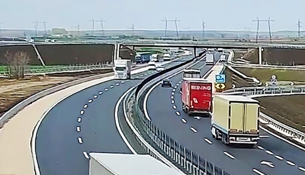 VIDEO. Accident produs de un șofer profesionist, care a mers în marşarier pe o autostradă în Ungaria