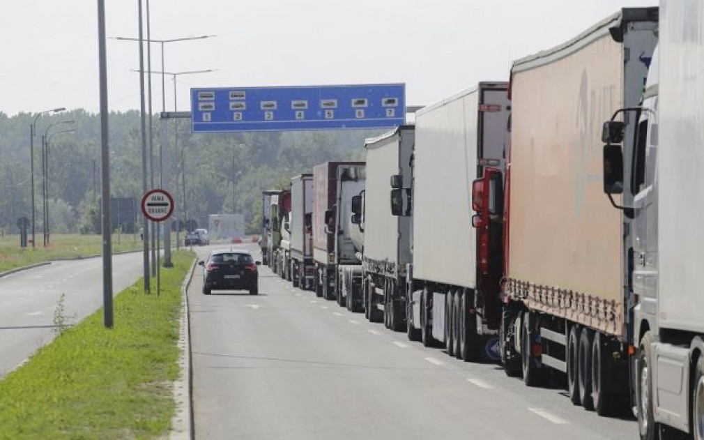 5.500 de CAMIOANE au trecut granița în Ungaria în 24 de ore