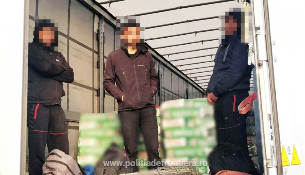 VIDEO: 16 cetățeni străini depistați ascunşi în automarfare la PTF  Nădlac II
