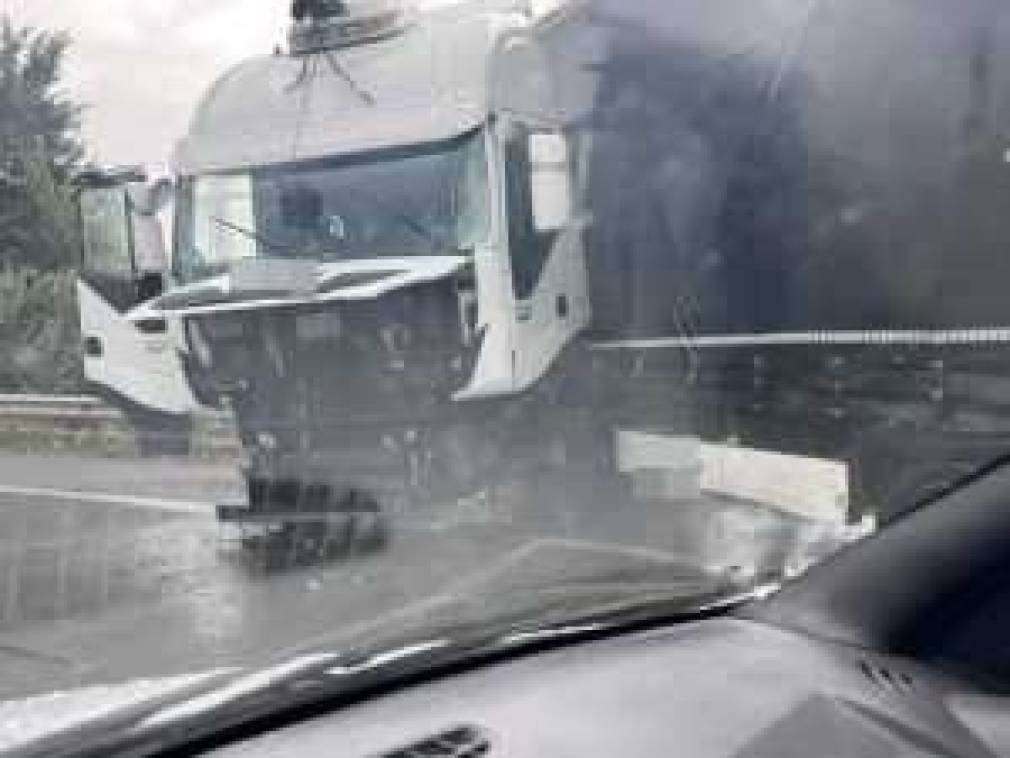 Impact violent cu un camion pe Autostrada București-Pitești