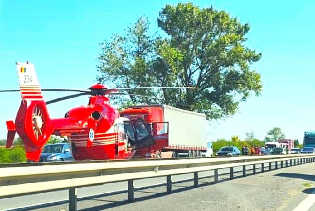 2 răniți pe autostradă după ce o mașină a lovit un camion
