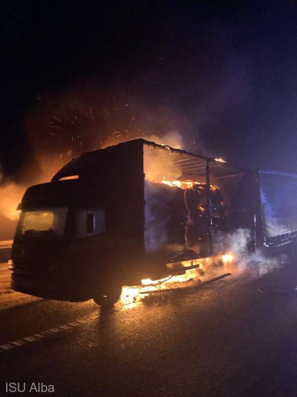 Camion încărcat cu cartoane a luat foc pe autostradă