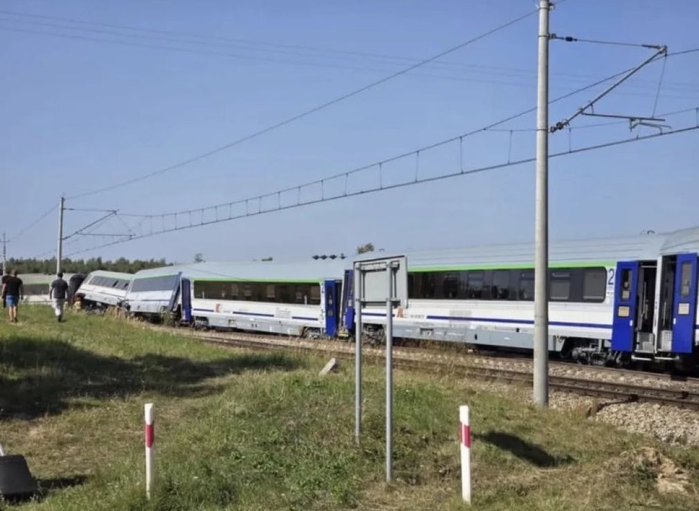 20 de răniţi după ce un tren a lovit un camion şi a deraiat