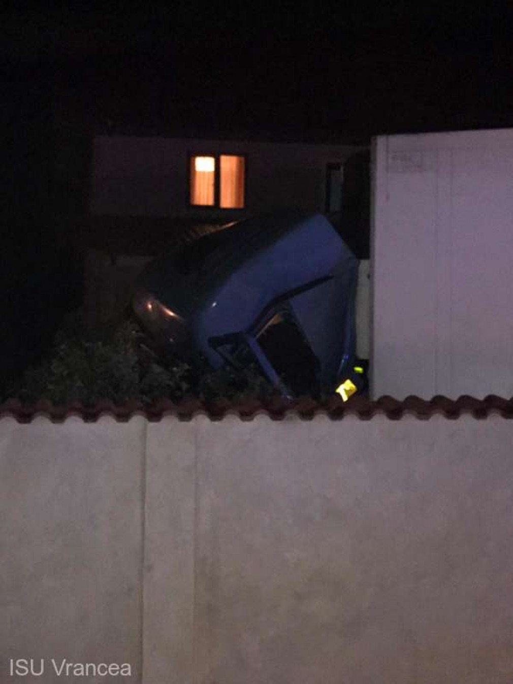Un camion a ajuns în curtea unei locuințe după ce șoferul a pierdut controlul volanului