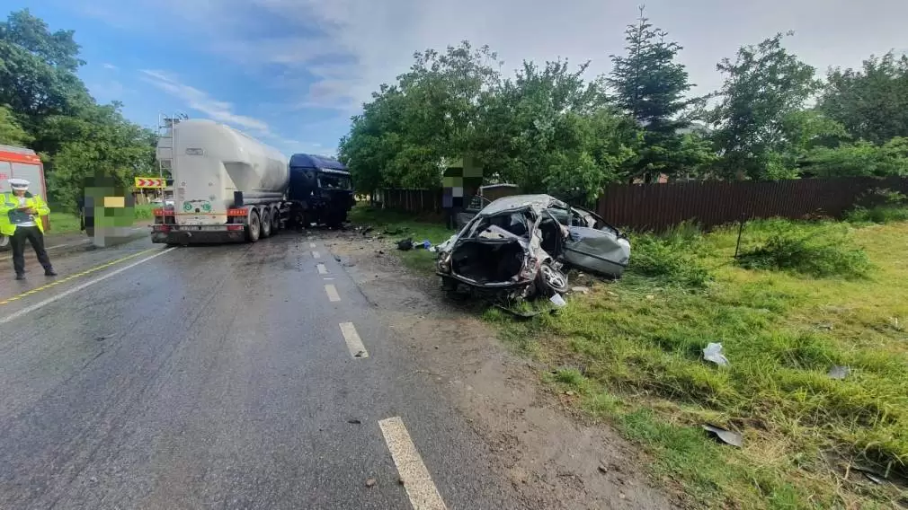 Un camion a intrat pe contrasens și a zdrobit o mașină: doi morți