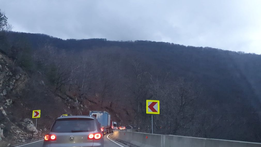 Traficul a fost blocat pe Valea Jiului. Un microbuz a lovit un camion