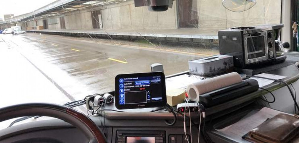Elveția. Șofer profesionist român, amendat pentru cuptorul cu microunde de pe bord