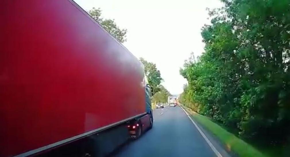 VIDEO Șofer de camion kamikaze și pericol public!