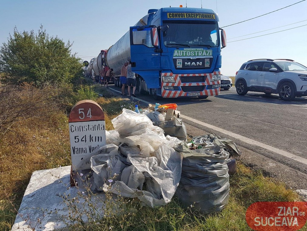 Șoferi de camioane, care mergeau în Bulgaria, au strâns gunoaiele de pe marginea drumului