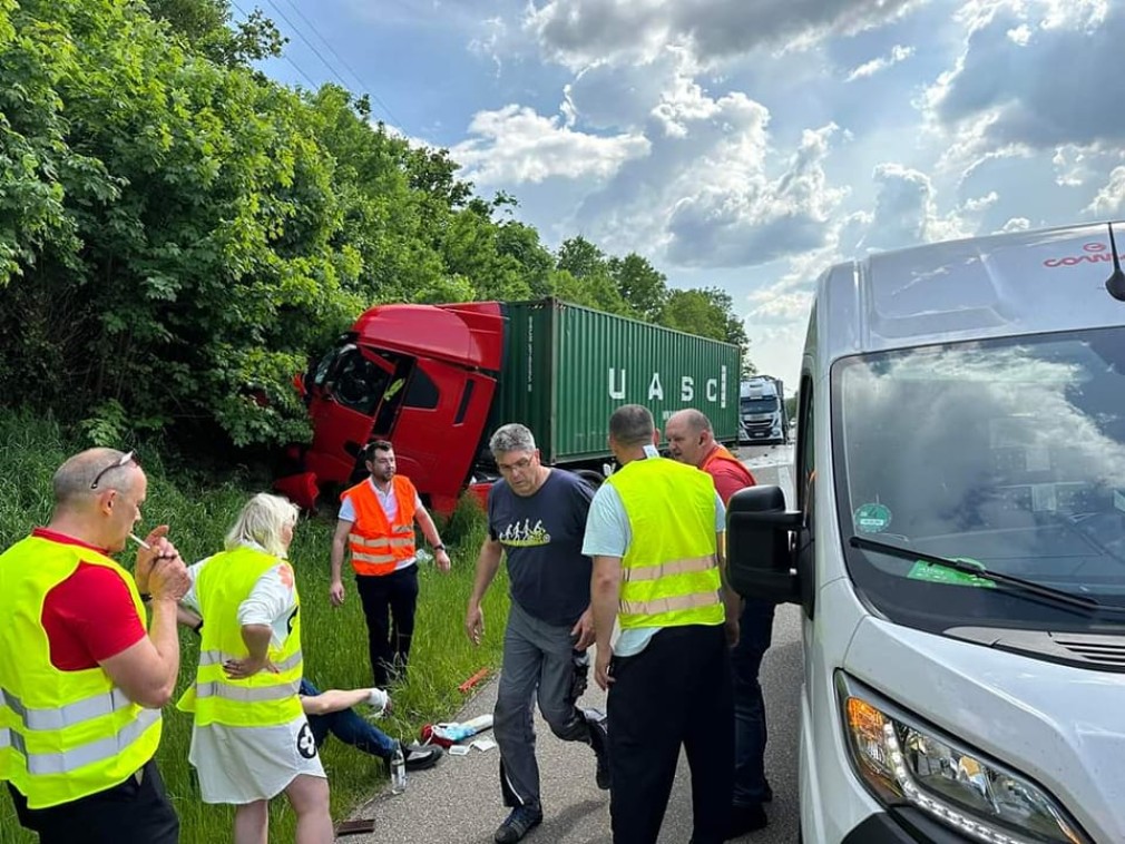Un șofer român de camion a salvat un coleg blocat în cabina care fumega