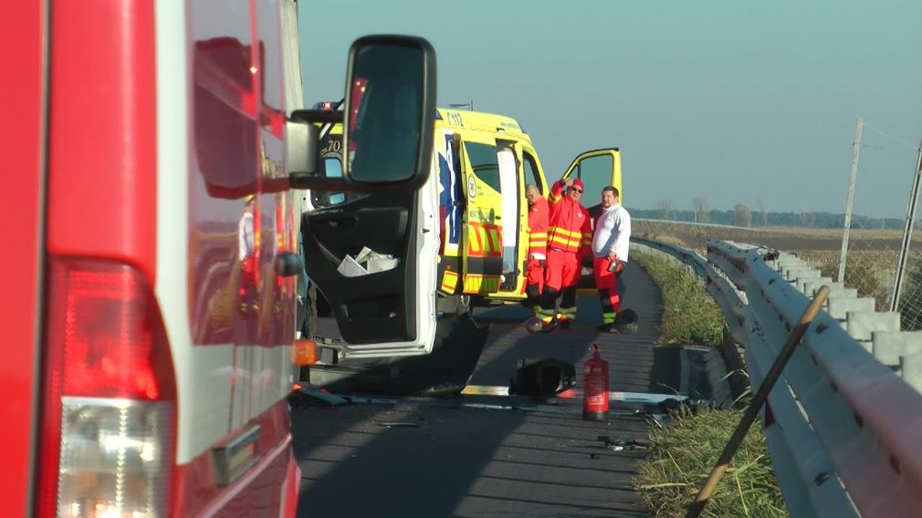 VIDEO Un șofer român de microbuz a vrut să dea o mână de ajutor pe autostradă. A fost spulberat