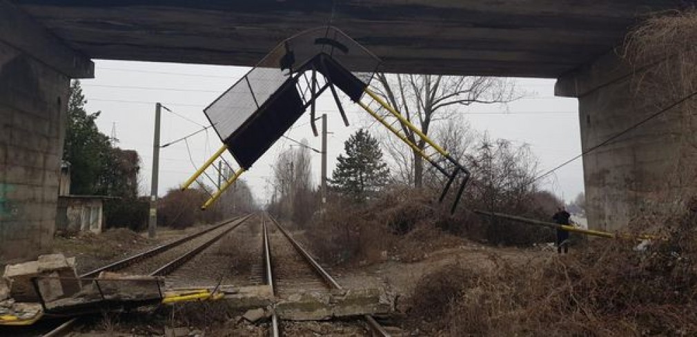 FOTO! Pod de pe Centura Ploiești a căzut pe calea ferată